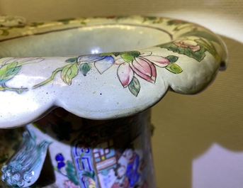 Une paire de grands vases en porcelaine de Chine famille rose, 19&egrave;me