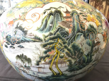 Une paire de vases de forme tianqiu ping en porcelaine de Chine famille rose, marque de Qianlong, 19/20&egrave;me