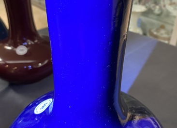 Een monochrome Chinese 'sacrificial blue' flesvormige vaas, Qianlong merk en periode
