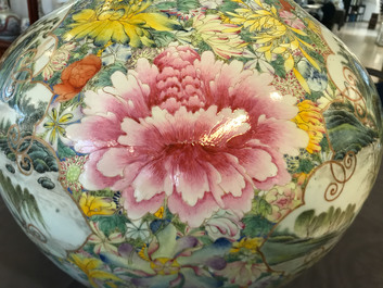 Une paire de vases de forme tianqiu ping en porcelaine de Chine famille rose, marque de Qianlong, 19/20&egrave;me