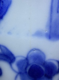 Un pot &agrave; pinceaux en porcelaine de Chine en bleu et blanc, &eacute;poque Transition