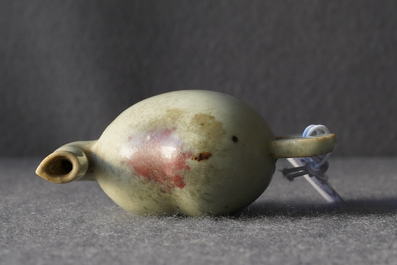 Une th&eacute;i&egrave;re miniature en forme de p&ecirc;che en porcelaine de Chine &agrave; &eacute;mail junyao, Kangxi/Qianlong