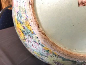 Une paire de vases de forme tianqiu ping en porcelaine de Chine famille rose, marque de Qianlong, 19/20&egrave;me