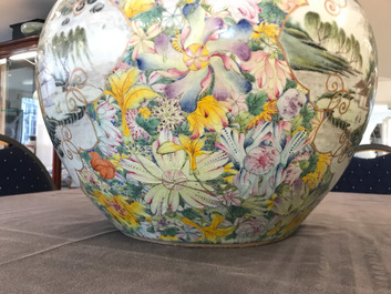 Une paire de vases de forme tianqiu ping en porcelaine de Chine famille rose, marque de Qianlong, 19/20&egrave;me