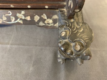 Un &eacute;cran en bois incrust&eacute; de nacre avec une broderie en soie, Chine, 19&egrave;me