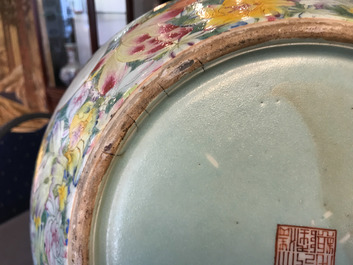 Une paire de vases de forme tianqiu ping en porcelaine de Chine famille rose, marque de Qianlong, 19/20&egrave;me