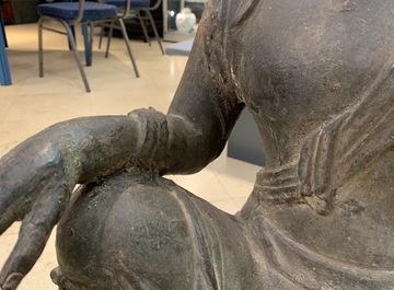 Een grote Chinese gietijzeren figuur van Guanyin met opschrift op de rug, Ming/Qing