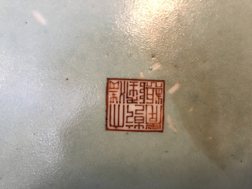 Une paire de vases de forme tianqiu ping en porcelaine de Chine famille rose, marque de Qianlong, 19/20&egrave;me