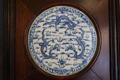 Een Chinees houten kamerscherm met blauw-witte plaquettes met draken, 19e eeuw