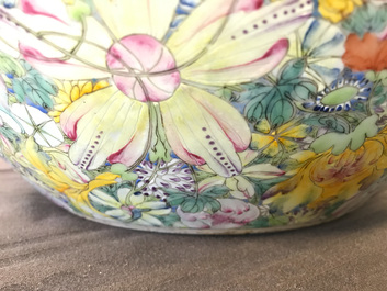 Une paire de vases de forme tianqiu ping en porcelaine de Chine famille rose, marque de Qianlong, 19/20&egrave;me