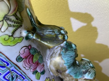 Une paire de grands vases en porcelaine de Chine famille rose, 19&egrave;me