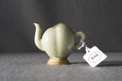 Une th&eacute;i&egrave;re miniature en forme de p&ecirc;che en porcelaine de Chine &agrave; &eacute;mail junyao, Kangxi/Qianlong