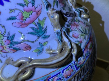 Une paire de grands vases en porcelaine de Chine famille rose, 19&egrave;me