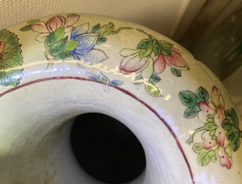 Une paire de grands vases en porcelaine de Chine famille rose, 19&egrave;me