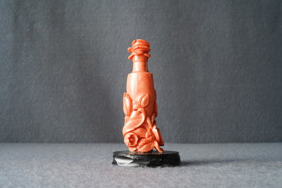 Une tabati&egrave;re en corail rouge &agrave; d&eacute;cor de roses, Chine, 19/20&egrave;me