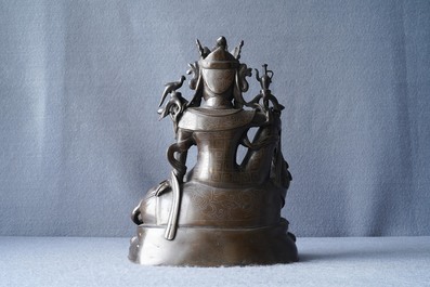 Une figure de Guanyin sur un dragon en bronze incrust&eacute; d'argent, marque de Shisou, 18/19&egrave;me