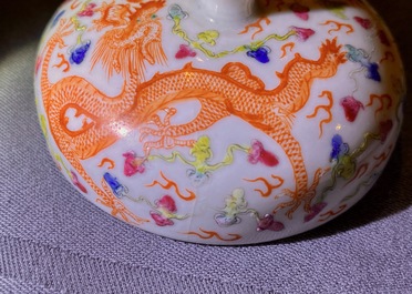 Une paire de tasses &agrave; vins et leur rechauds en porcelaine de Chine famille rose, 19/20&egrave;me