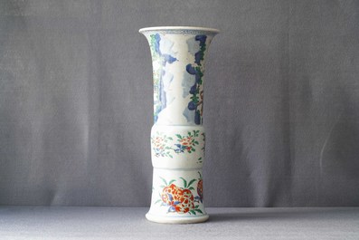 Un vase de forme gu en porcelaine de Chine wucai, Shunzhi