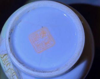 Vier Chinese famille rose en qianjiang cai vazen en een schotel, 19/20e eeuw
