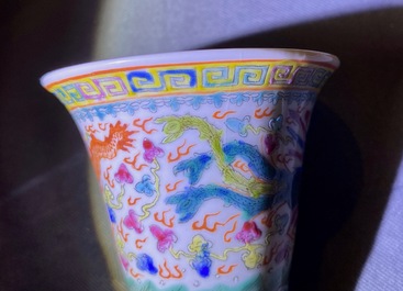 Une paire de tasses &agrave; vins et leur rechauds en porcelaine de Chine famille rose, 19/20&egrave;me
