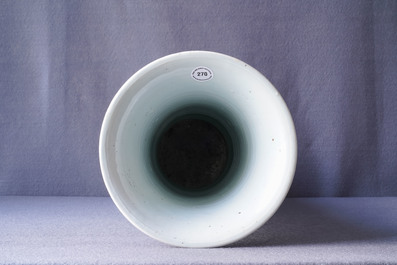 Un vase de forme gu en porcelaine de Chine wucai, Shunzhi