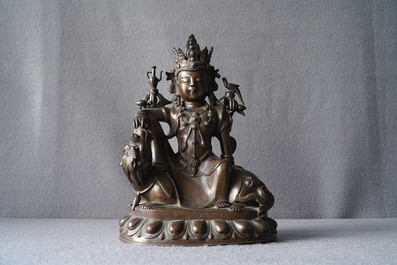 Une figure de Guanyin sur un dragon en bronze incrust&eacute; d'argent, marque de Shisou, 18/19&egrave;me