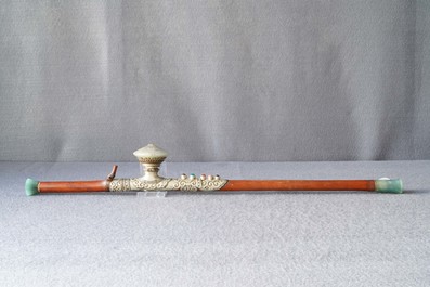 Een Chinese bamboe opiumpijp met jade en half-edelstenen bezet, 19e eeuw