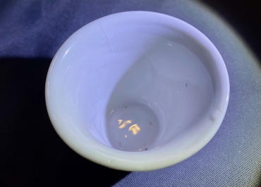 Une paire de tasses &agrave; vins et leur rechauds en porcelaine de Chine famille rose, 19/20&egrave;me