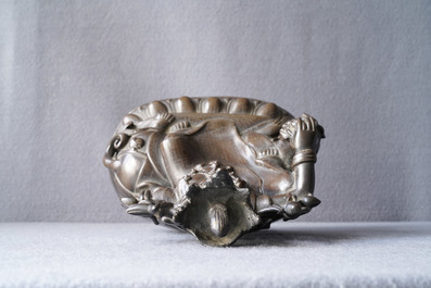 Une figure de Guanyin sur un dragon en bronze incrust&eacute; d'argent, marque de Shisou, 18/19&egrave;me