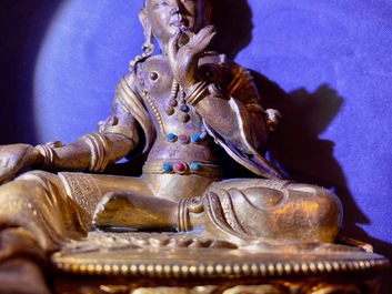 Une figure de Tara en bronze dor&eacute; incrust&eacute; de corail et turquoise, Sino-Tibet, 18&egrave;me
