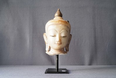 Une t&ecirc;te de Bouddha en alb&acirc;tre dor&eacute; et laqu&eacute;, Birmanie, 19&egrave;me