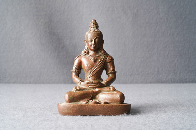 Een Chinese bronzen figuur van Boeddha Amithayus, 17/18e eeuw