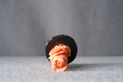 Une tabati&egrave;re en corail rouge &agrave; d&eacute;cor de roses, Chine, 19/20&egrave;me
