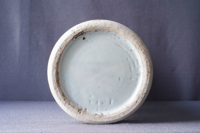 Un vase de forme gu en porcelaine de Chine wucai, Shunzhi