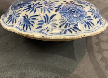 A Chinese blue and white beaker with cover, Kangxi