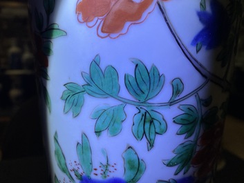 Un vase de forme gu en porcelaine de Chine wucai, Shunzhi