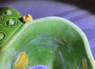 Un compte-gouttes en porcelaine de Chine biscuit &eacute;maill&eacute; verte, Kangxi