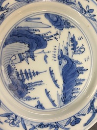 Une coupe en porcelaine de Chine en bleu et blanc &agrave; d&eacute;cor d'un paysage, Wanli