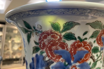 Un vase de forme gu en porcelaine de Chine wucai, Shunzhi