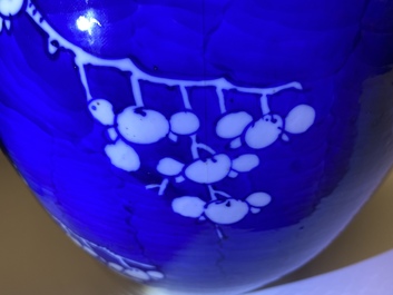 Een paar Chinese blauw-witte gemberpotten met 'prunus op gebroken ijs', 19e eeuw