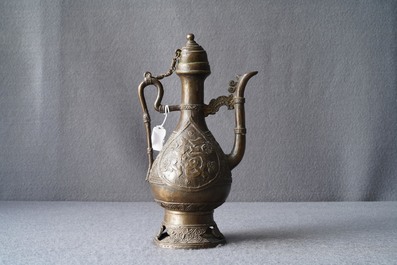 Une verseuse en bronze pour le march&eacute; islamique, Chine, 17/18&egrave;me