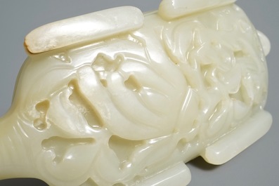 Un lave-pinceaux en forme de tortue en jade c&eacute;ladon p&acirc;le, Chine, 18/19&egrave;me