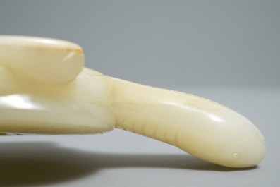 Un lave-pinceaux en forme de tortue en jade c&eacute;ladon p&acirc;le, Chine, 18/19&egrave;me