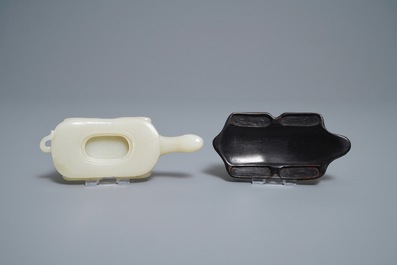 Un lave-pinceaux en forme de tortue en jade c&eacute;ladon p&acirc;le, Chine, 18/19&egrave;me