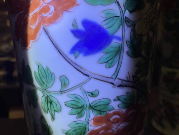 Un vase de forme gu en porcelaine de Chine wucai, Shunzhi