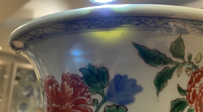 Un vase de forme gu en porcelaine de Chine wucai, Shunzhi