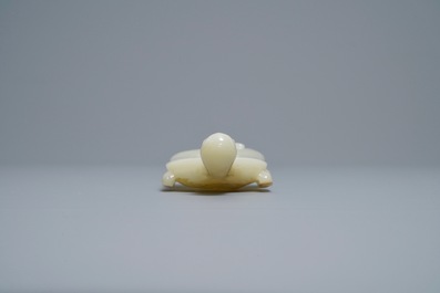 Un lave-pinceaux en forme de tortue en jade c&eacute;ladon p&acirc;le, Chine, 18/19&egrave;me