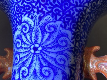 Un vase en porcelaine de Chine famille rose d&eacute;cor d'un paysage, marque de Qianlong, R&eacute;publique