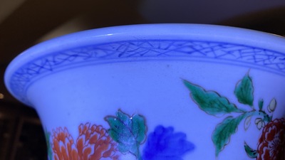 Un vase de forme gu en porcelaine de Chine wucai, Shunzhi