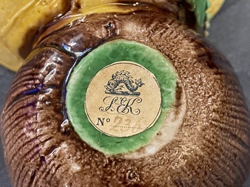 Un compte-gouttes en porcelaine de Chine biscuit &eacute;maill&eacute; verte, Kangxi